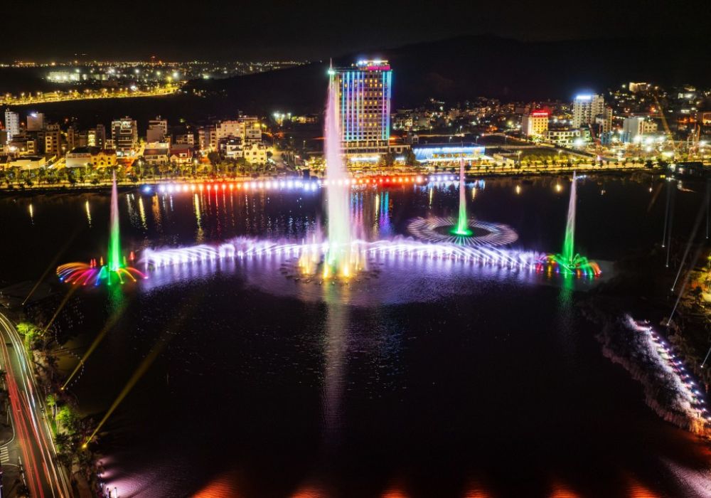 Watch the Tuan Chau water music show